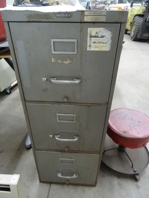 lot 368 image: 15 Metal 3 Drawer File Cabinet