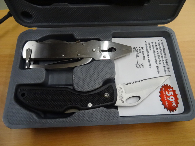 lot 372 image: Maxam Pro Series Knife and Plier Set