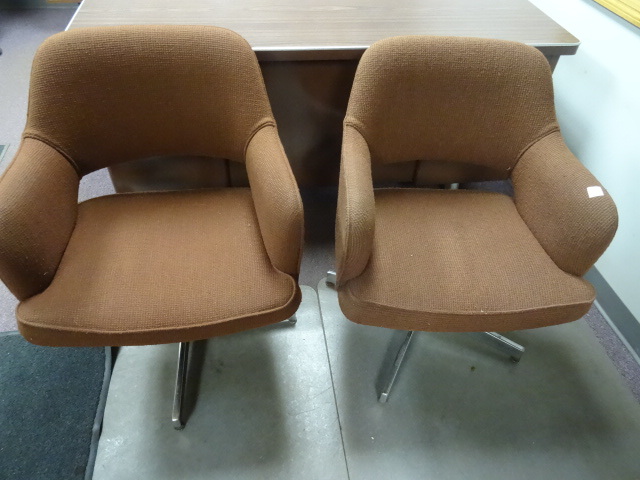 lot 399 image: 2 Matching Office Chairs