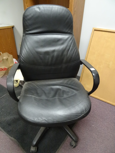 lot 401 image: Office Chairs on Wheels