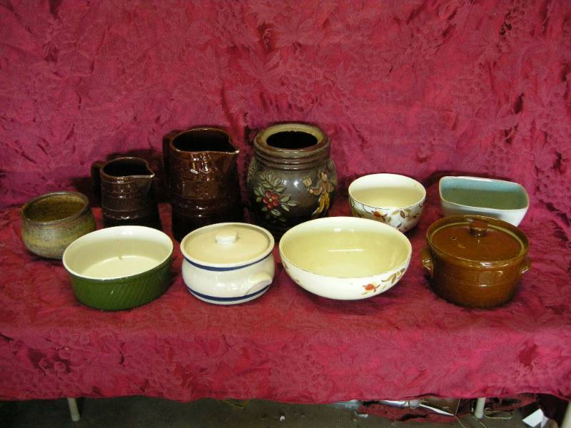 lot 22 image: Vintage Pottery Items