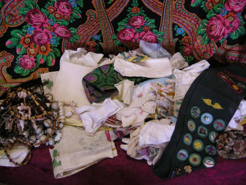 lot 32 image: Vintage Doilies, Hankies, Handiwork