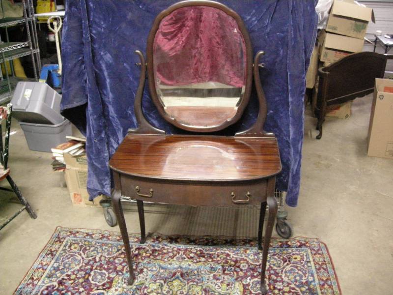 lot 4 image: Antique Mahogany Dressing Table