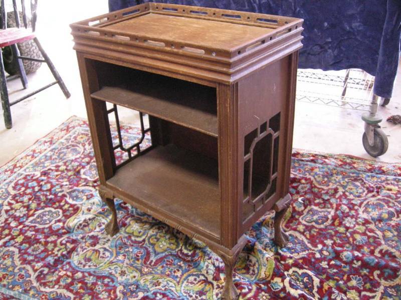 lot 10 image: Antique Table