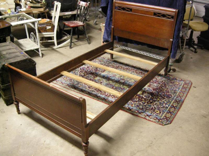 lot 11 image: Antique Twin Bed