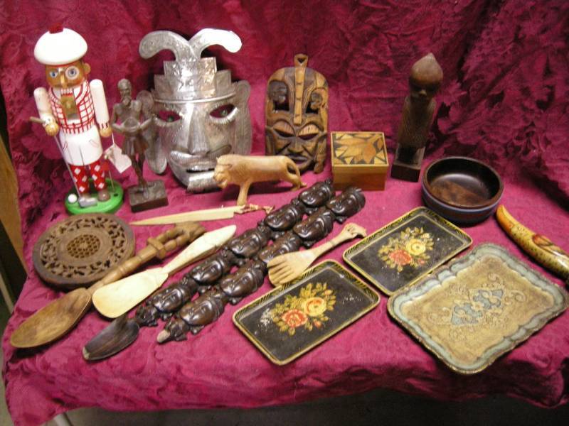 lot 42 image: Vintage and Tribal Wooden Carved Items