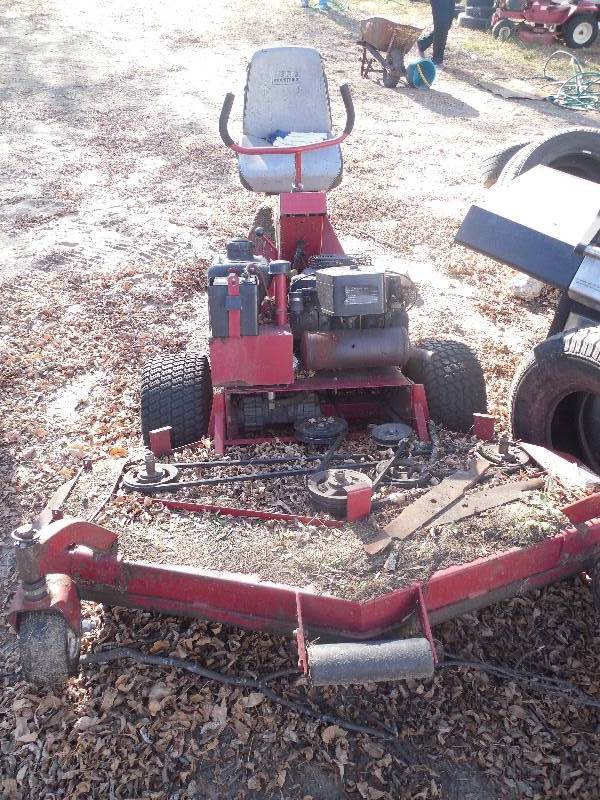 lot 2 image: FERRIS RIDING LAWNMOWER