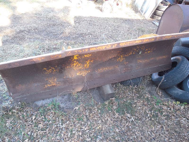 lot 8 image: 8 FOOT LEO  SNOW PLOW