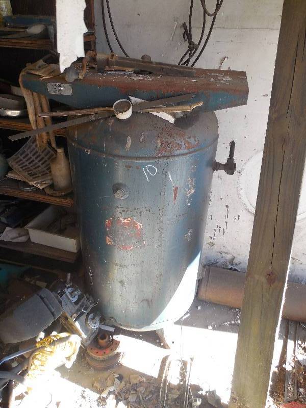 lot 10 image: 200 GALLON AIR TANK