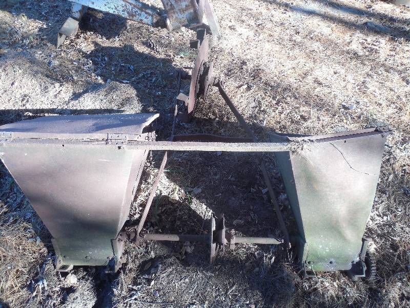lot 19 image: ANTIQUE VINTAGE SEEDER SPREADER