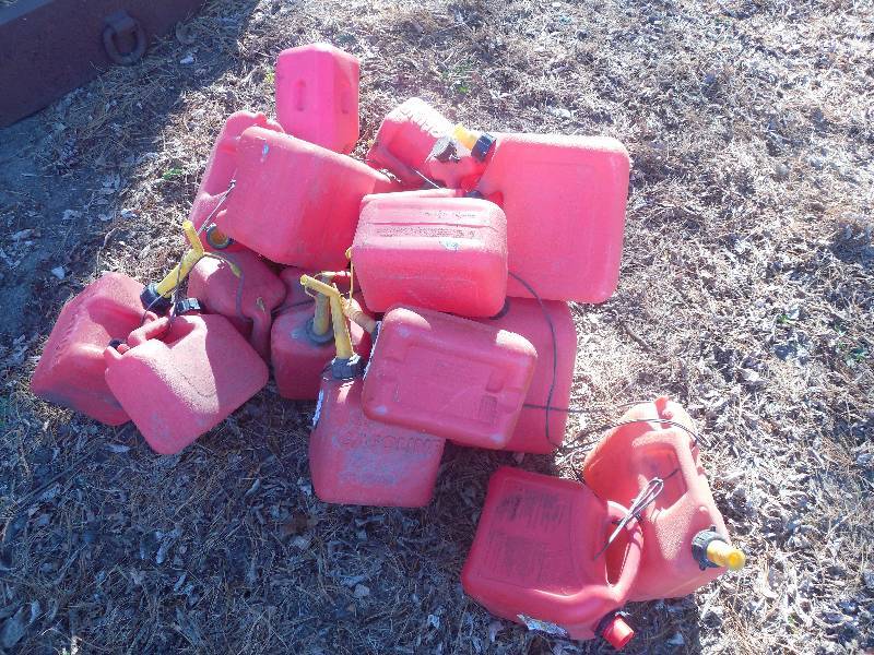 lot 22 image: ASSORTMENT PLASTIC GAS CANS