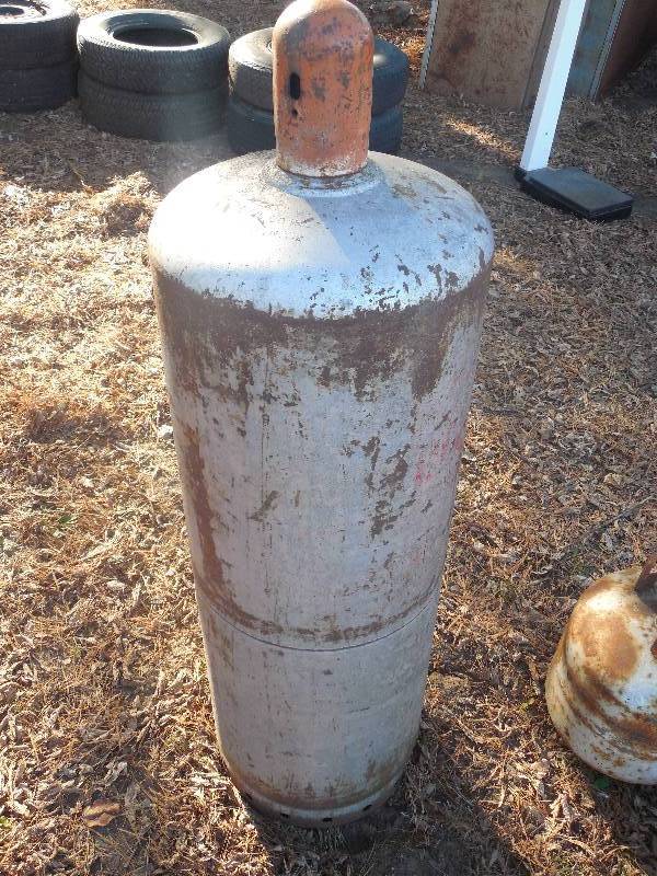 lot 23 image: 100 LB PROPANE TANK