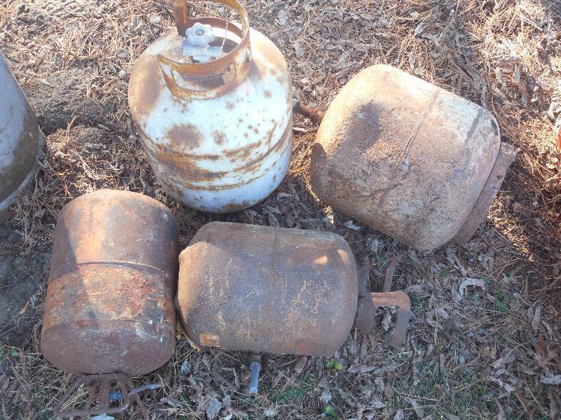 lot 24 image: 4  PROPANE  AIR TANKS