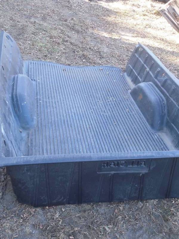 lot 29 image: 8 FT TRUCK BED LINER