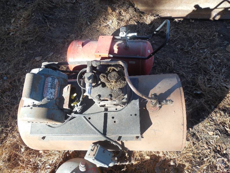 lot 40 image: AIR COMPRESSOR AND EXTRA AIR TANK