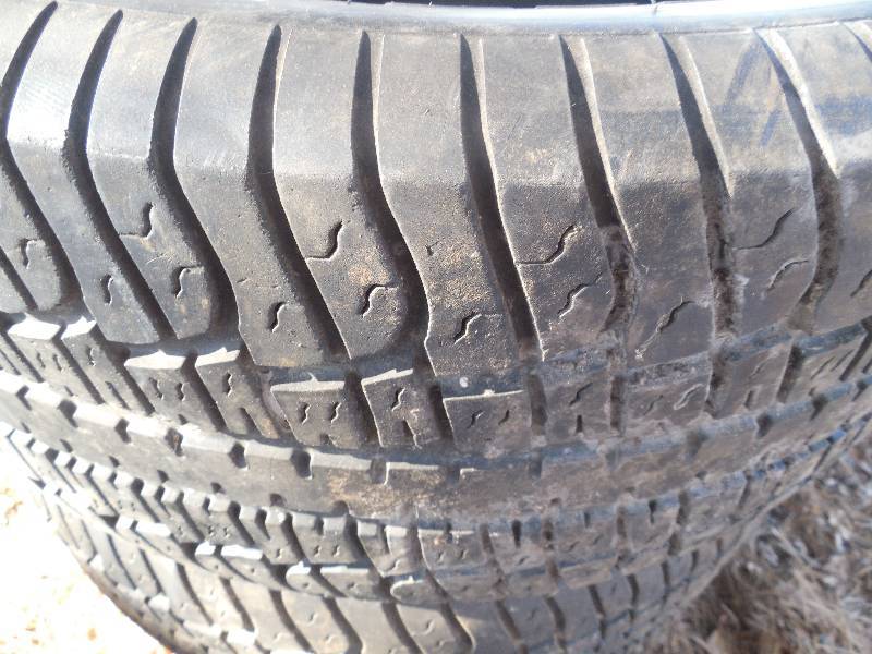 lot 43 image: SET OF 4 TIRES