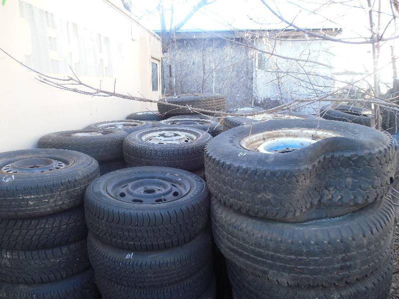 lot 61 image: MASSIVE PILE OF TIRES & RIMS