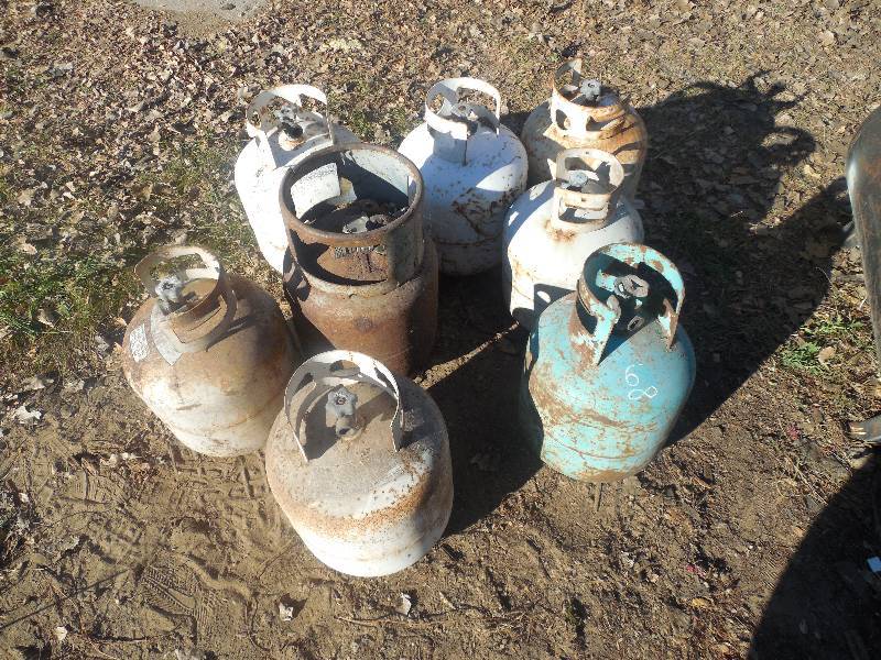 lot 68 image: 8 20LB PROPANE TANKS