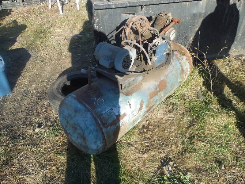 lot 70 image: HORZONTAL AIR COMPRESSOR WITH TANK