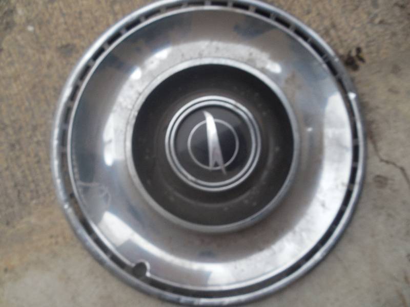 lot 67 image: 4 HUB CAPS  OLDER CHARGER