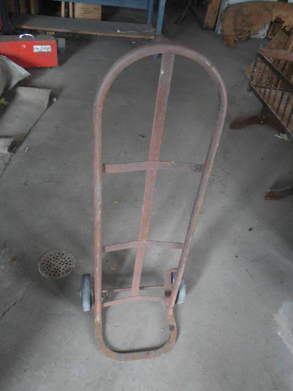 lot 81 image: 2 WHEEL DOLLY