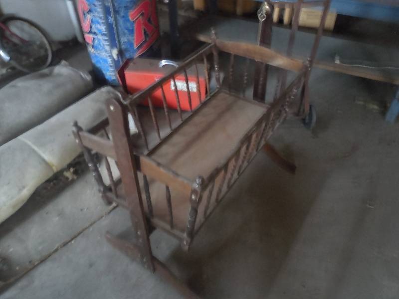 lot 83 image: ANTIQUE BABY BASINET  ROCKER