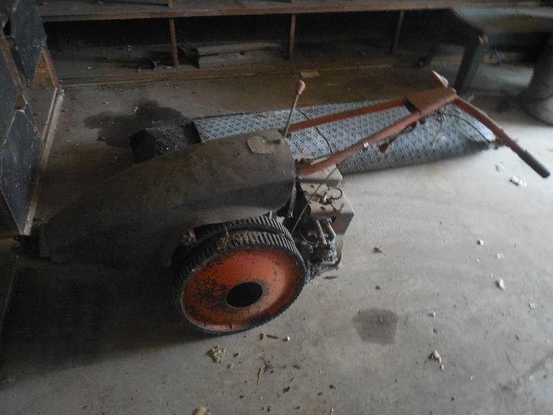 lot 85 image: ANTIQUE VINTAGE MOWER MOTOR