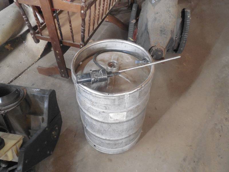 lot 87 image: BEER KEG W TAPPER