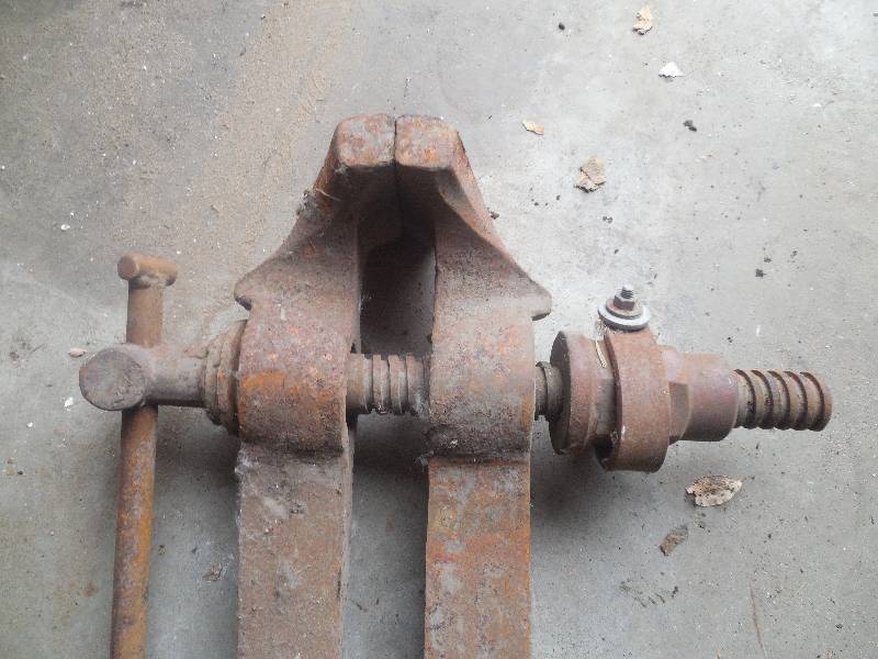 lot 91 image: ANTIQUE VISE