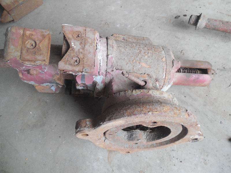 lot 92 image: BIG HEAVY DUTY BENCH VISE