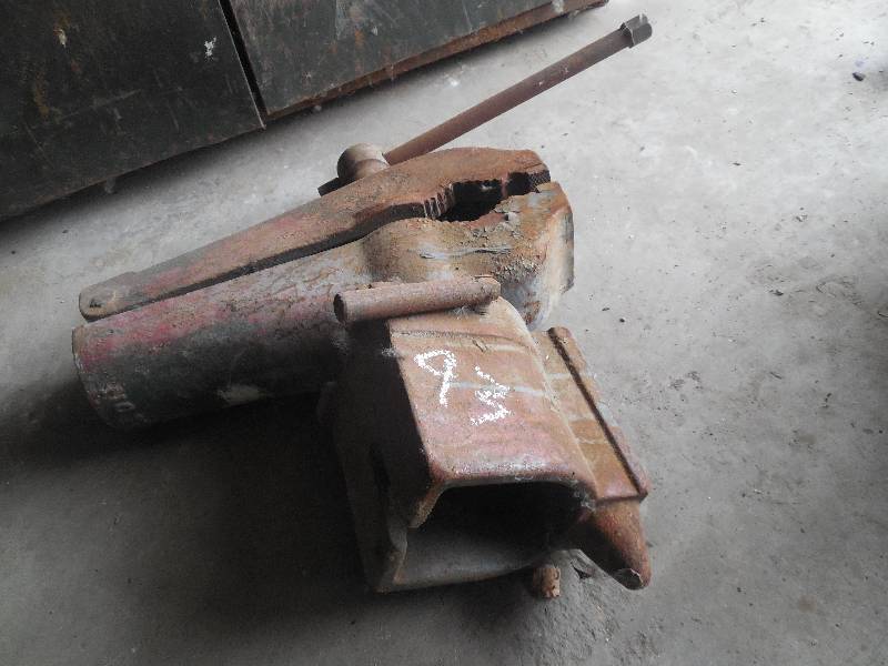 lot 93 image: OLD BENCH VISE