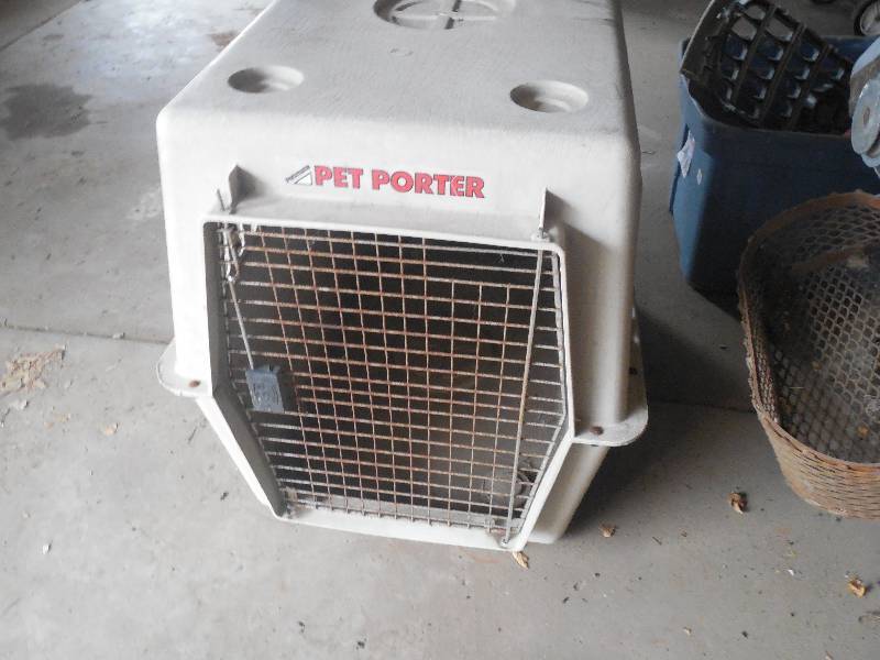 lot 96 image: LARGE PET KENNEL