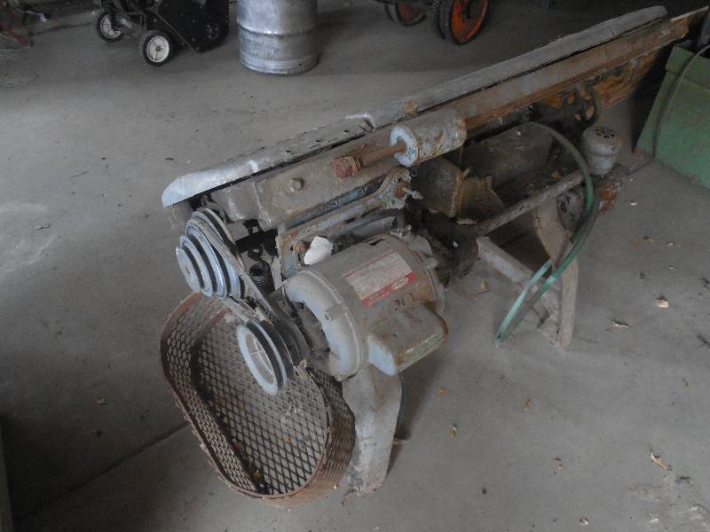lot 97 image: ANTIQUE FAMCO 612 BAND SAW