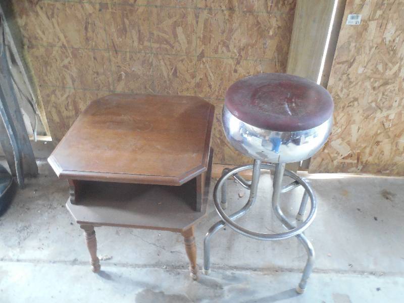 lot 98 image: STAND & STOOL
