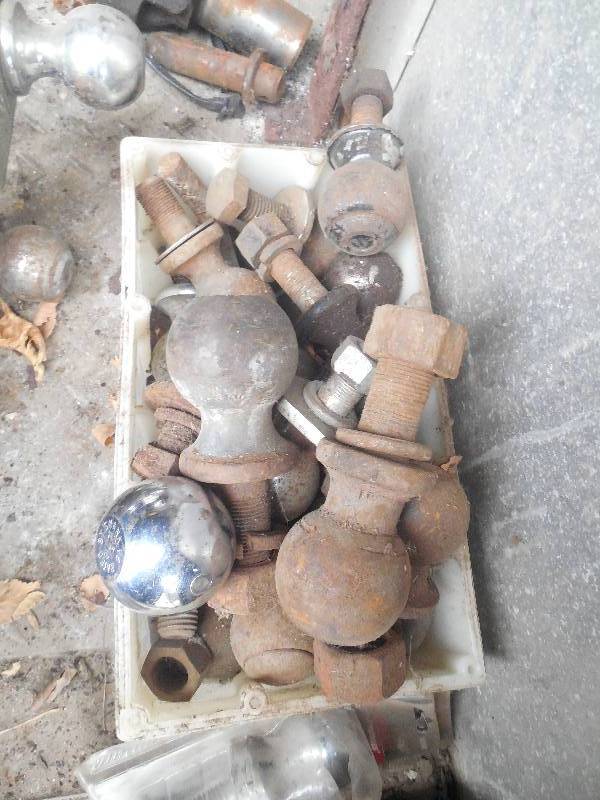 lot 105 image: TRAILER HITCH BALL LOT
