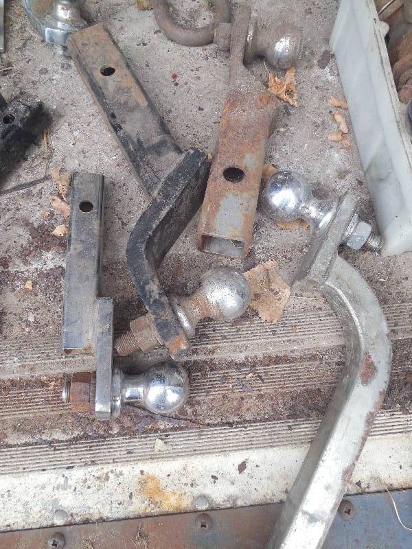lot 106 image: 4 RECIEVER TRAILER HITCHES
