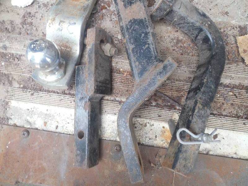 lot 107 image: 4 RECIEVER TRAILER HITCHES