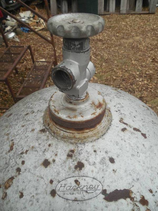 lot 112 image: 100 LB PROPANE TANK