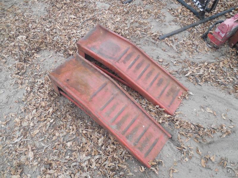 lot 117 image: SET OF CAR RAMPS