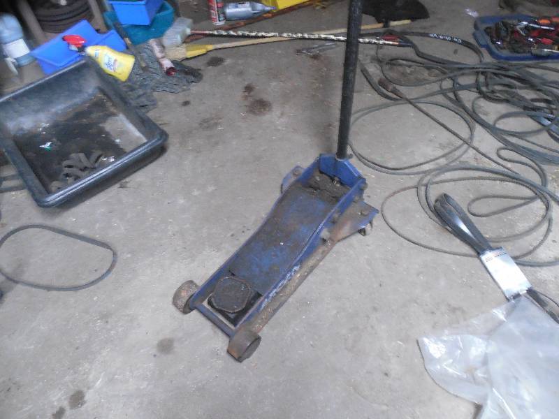 lot 118 image: HEAVY DUTY FLOOR JACK