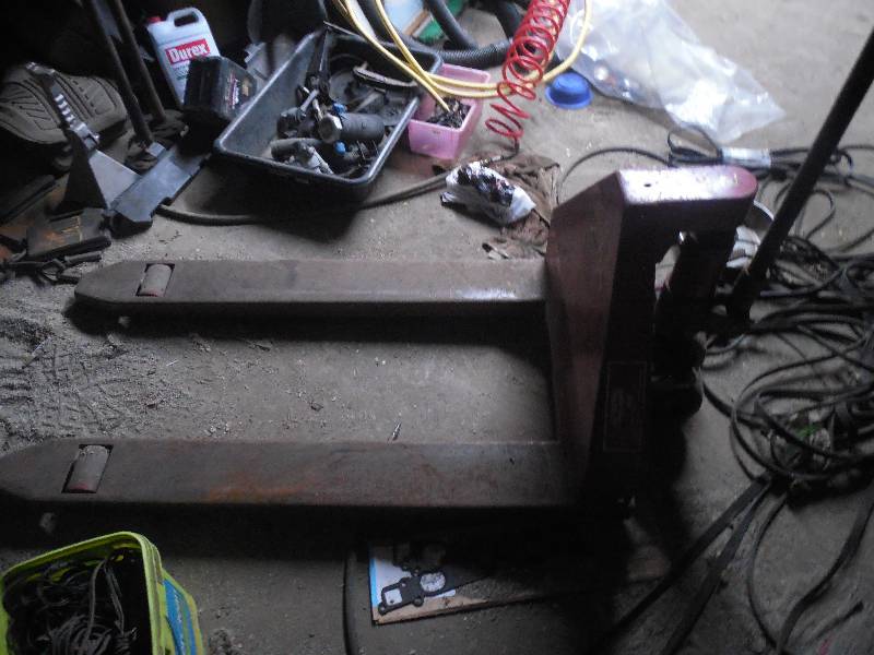 lot 121 image: DAYTON PALLET JACK