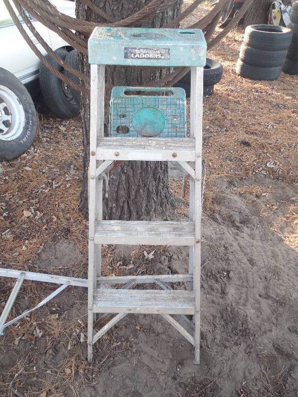 lot 153 image: 4 STEP LADDER