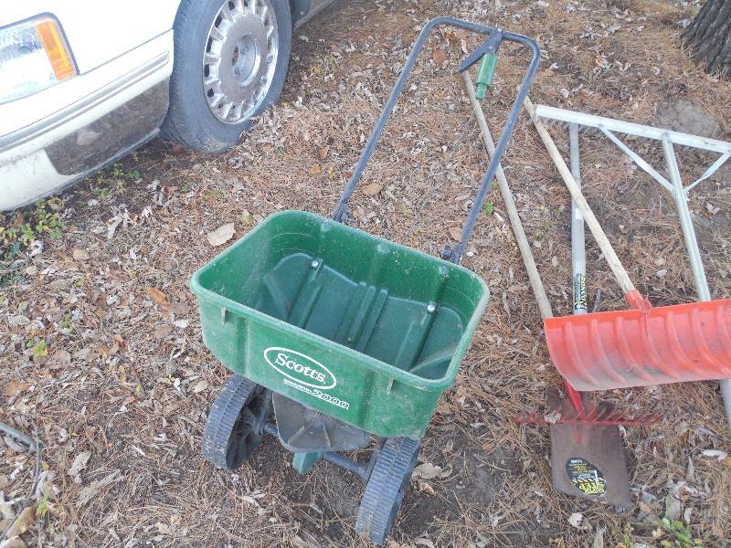 lot 155 image: SCOTTS 2000 LAWN SPREADER