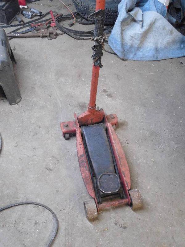 lot 184 image: HEAVY DUTY FLOOR JACK