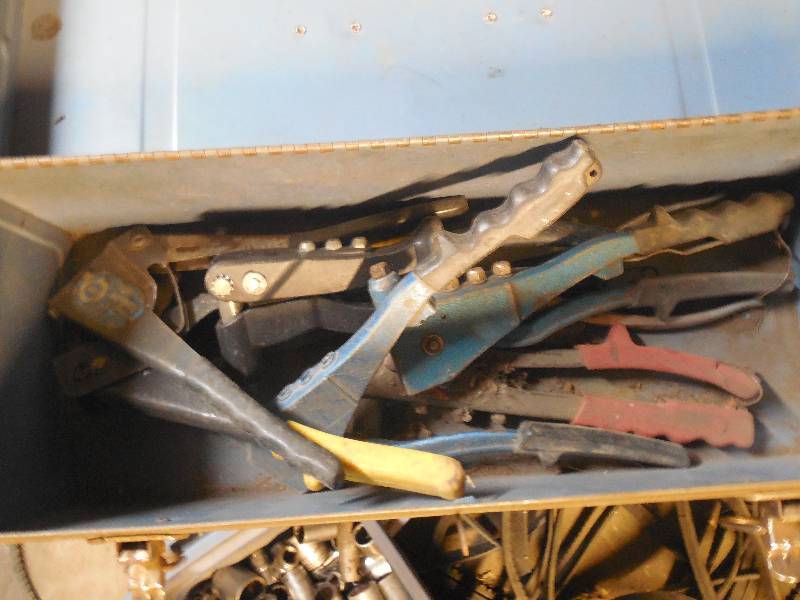 lot 192 image: TOOL BOX & RIVET GUNS