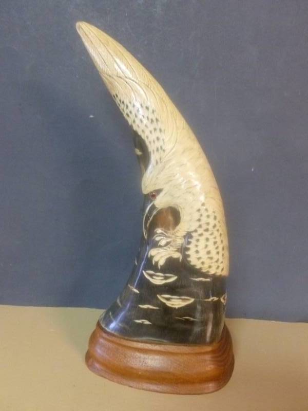 lot 16 image: Carved Bull Horn