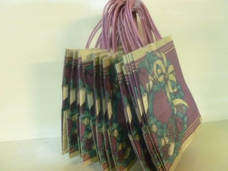 lot 61 image: New Holiday Gift Bags