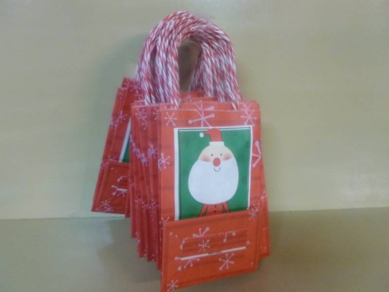 lot 62 image: New Holiday Gift Bags