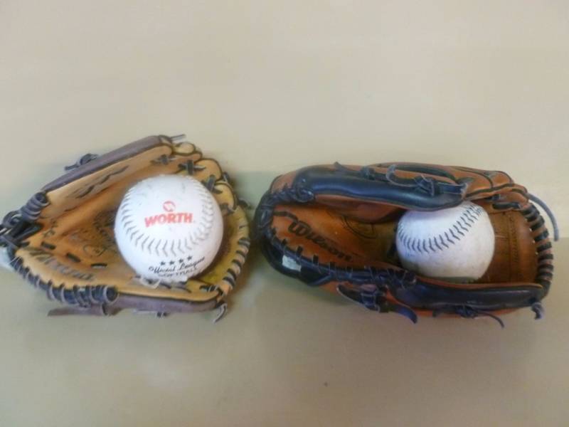 lot 82 image: Baseball Gloves