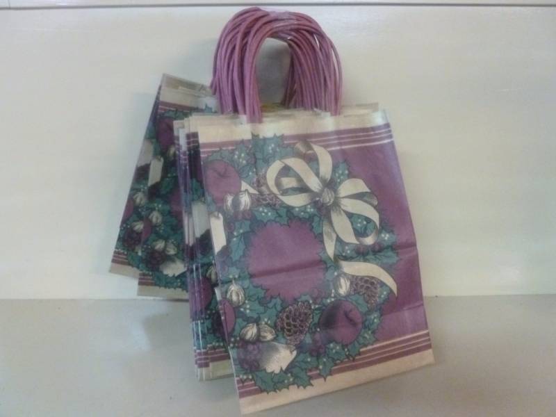 lot 113 image: New Holiday Gift Bags